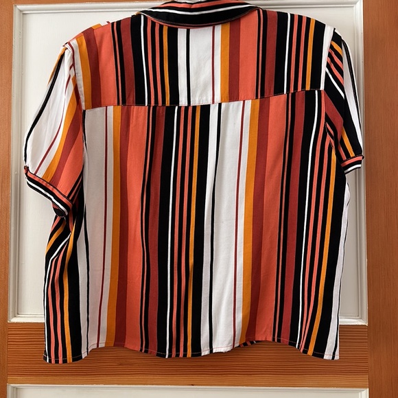 Volcom button-down blouse with peek-a-boo shoulder cutouts! - Picture 6 of 6